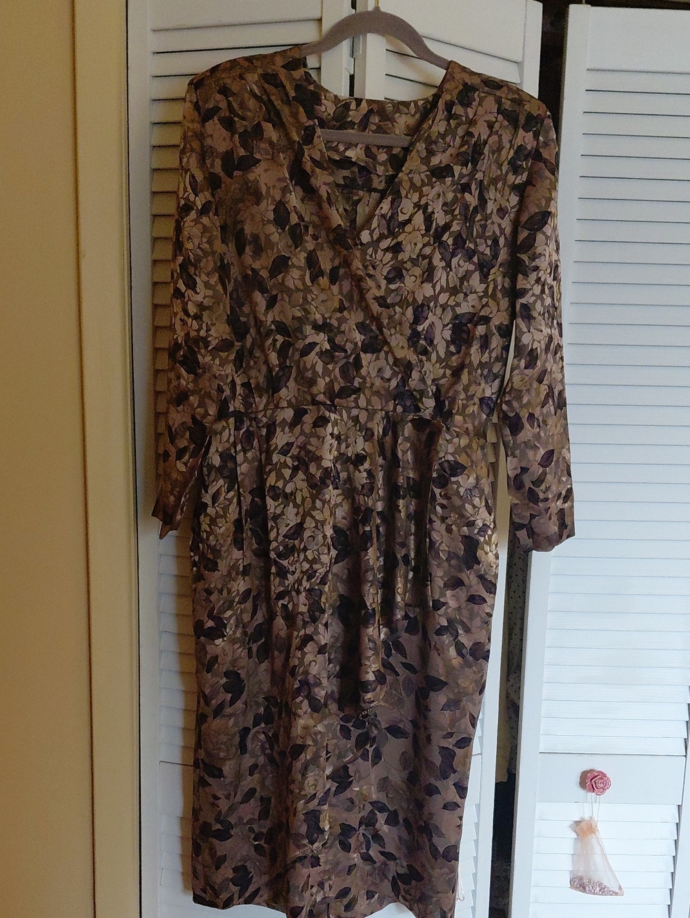 Women’s VINTAGE Floral Wrap-Style Midi Dress in Gold Tones With Dark Leaves